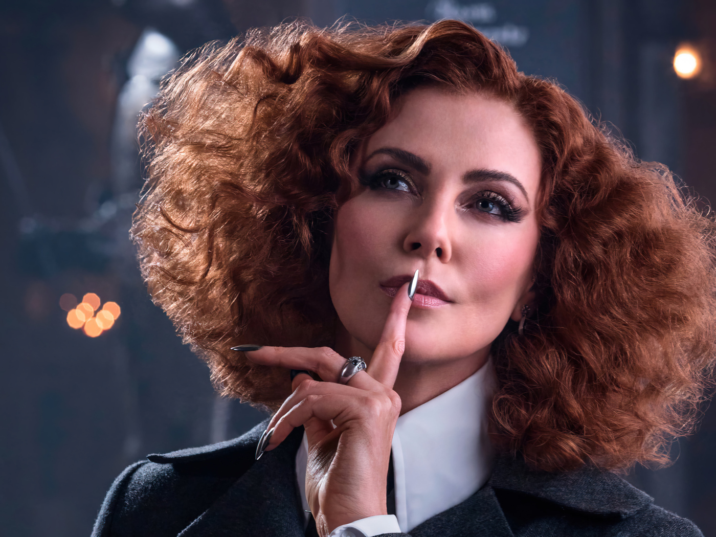 Красивая актриса Шарлиз Терон в фильме Школа добра и зла