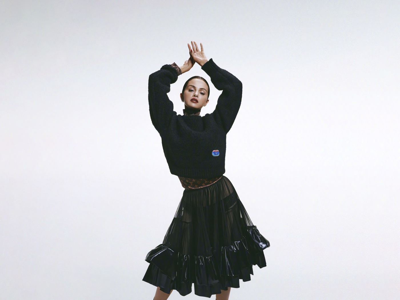 Красивая певица и модель Селена Гомес на сером фоне