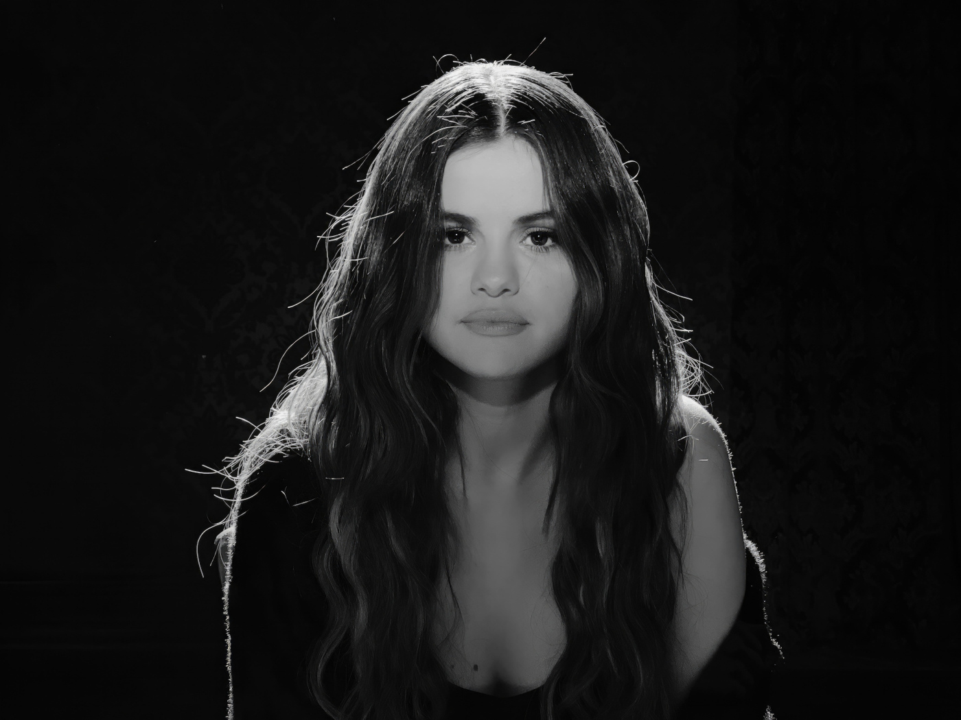 Черно-белое фото певицы Селена Гомес