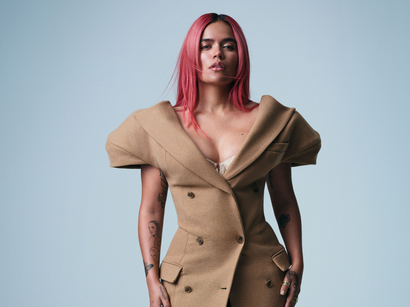 Яркая певица Karol G на сером фоне