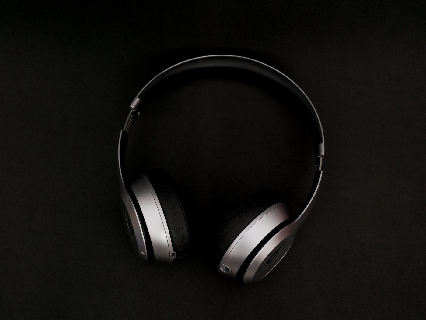 Наушники на черном фоне крупным планом