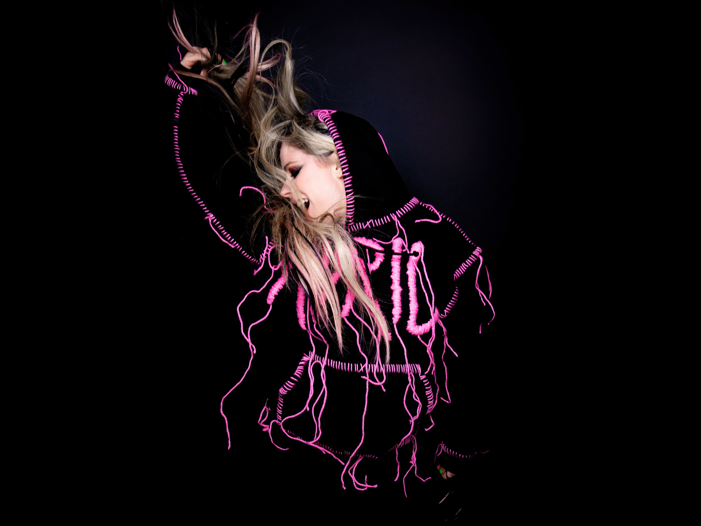 Певица Аврил Лавин  на черном фоне