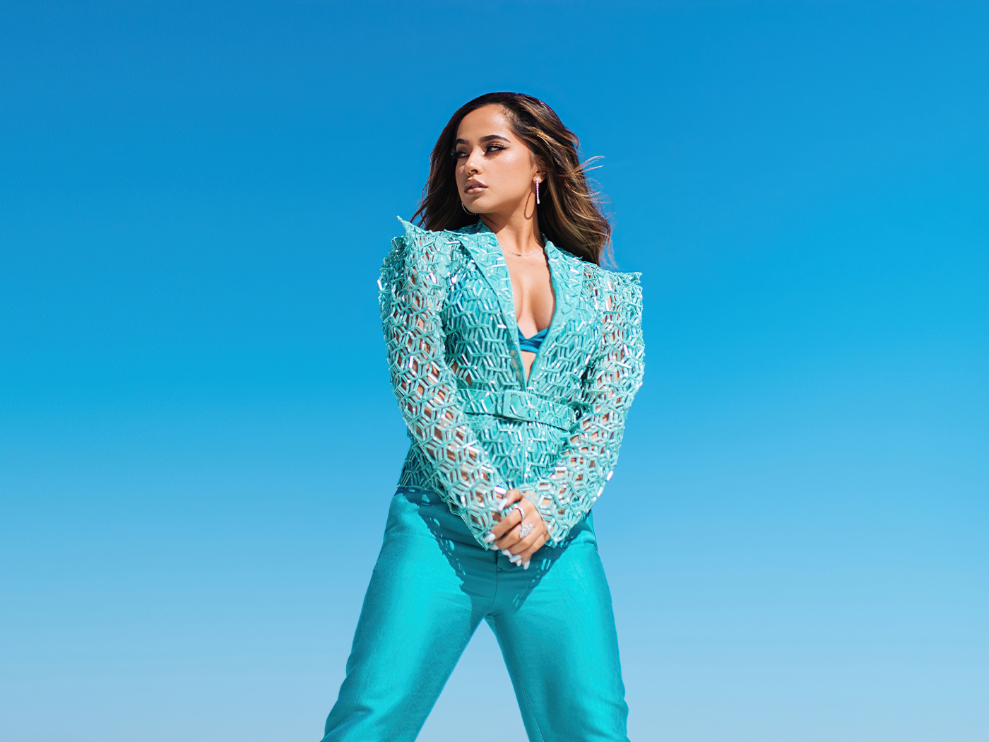 Певица Бекки Джи на голубом фоне