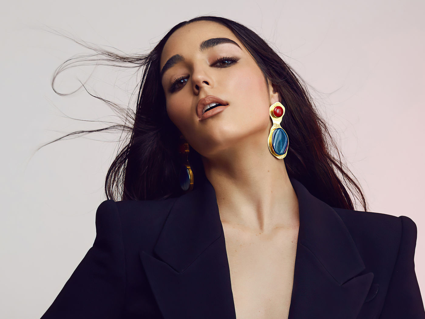 Певица Индиана Массара в черном пиджаке