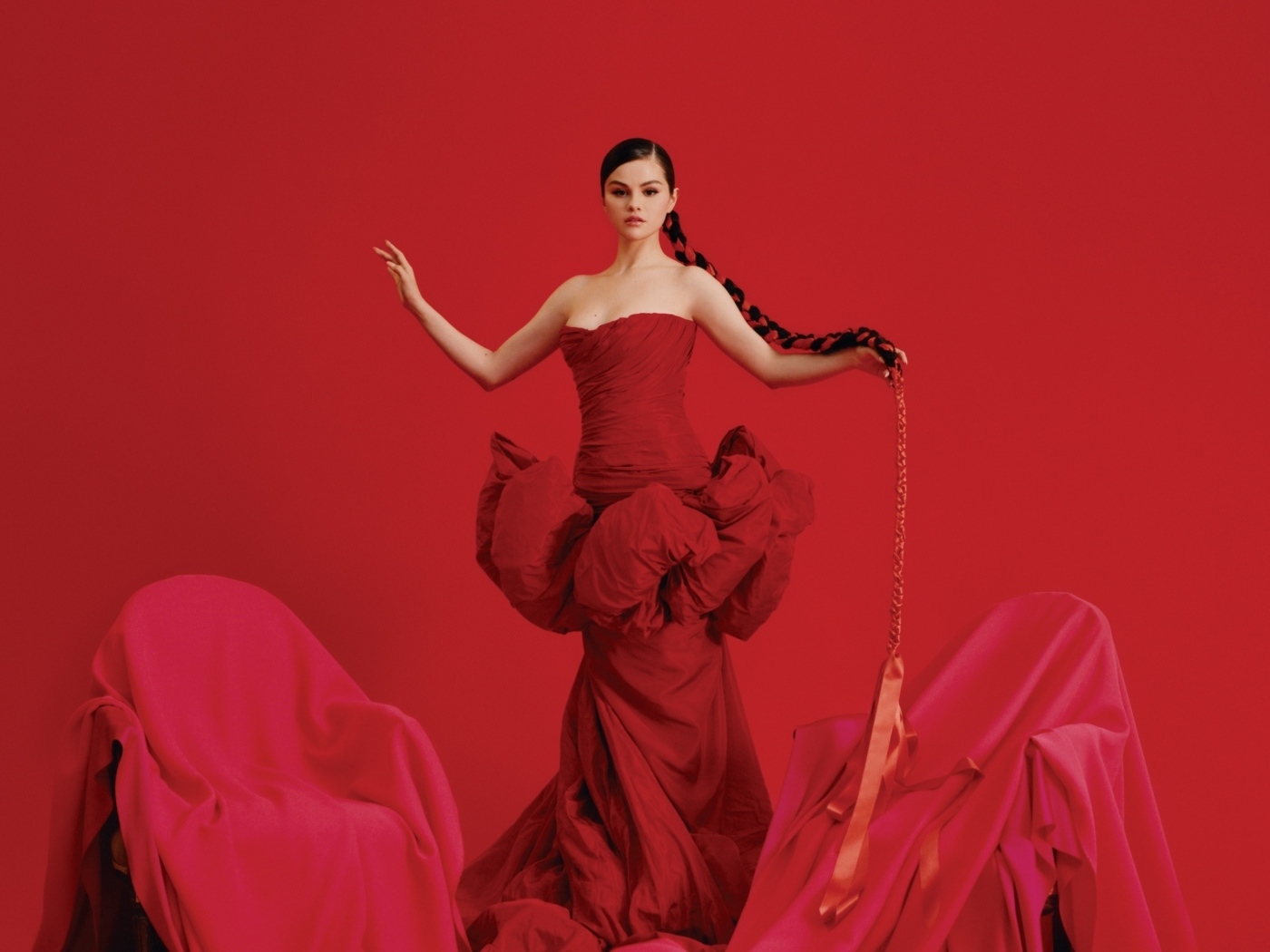 Молодая девушка певица и актриса Селена Гомес в красном платье