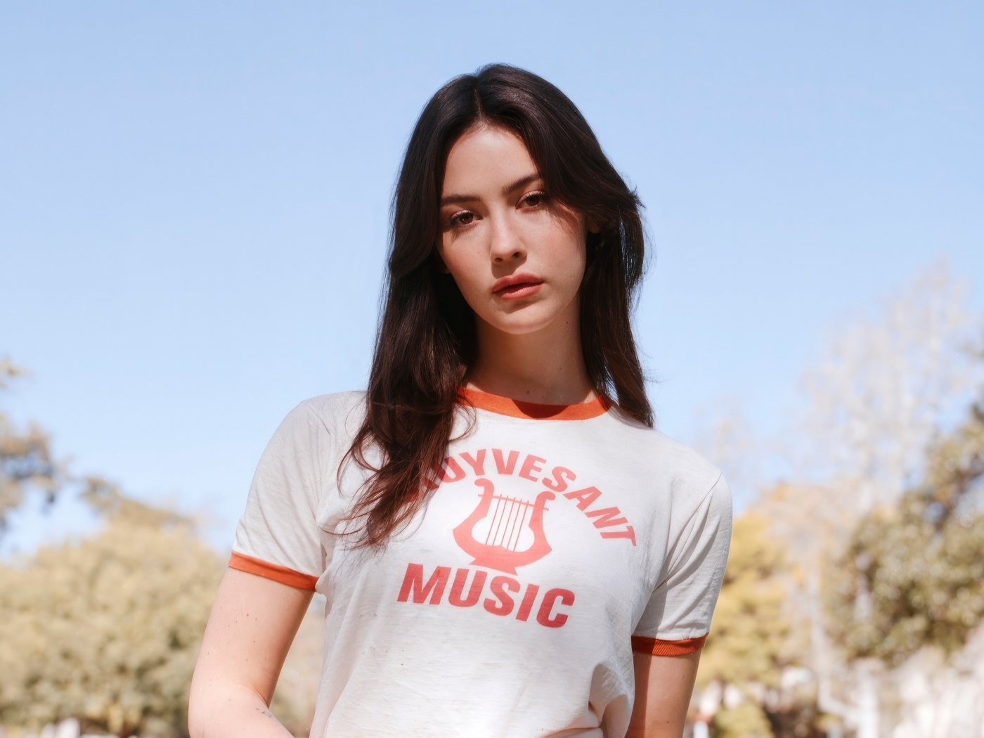 Молодая певица Грэйси Абрамс в футболке