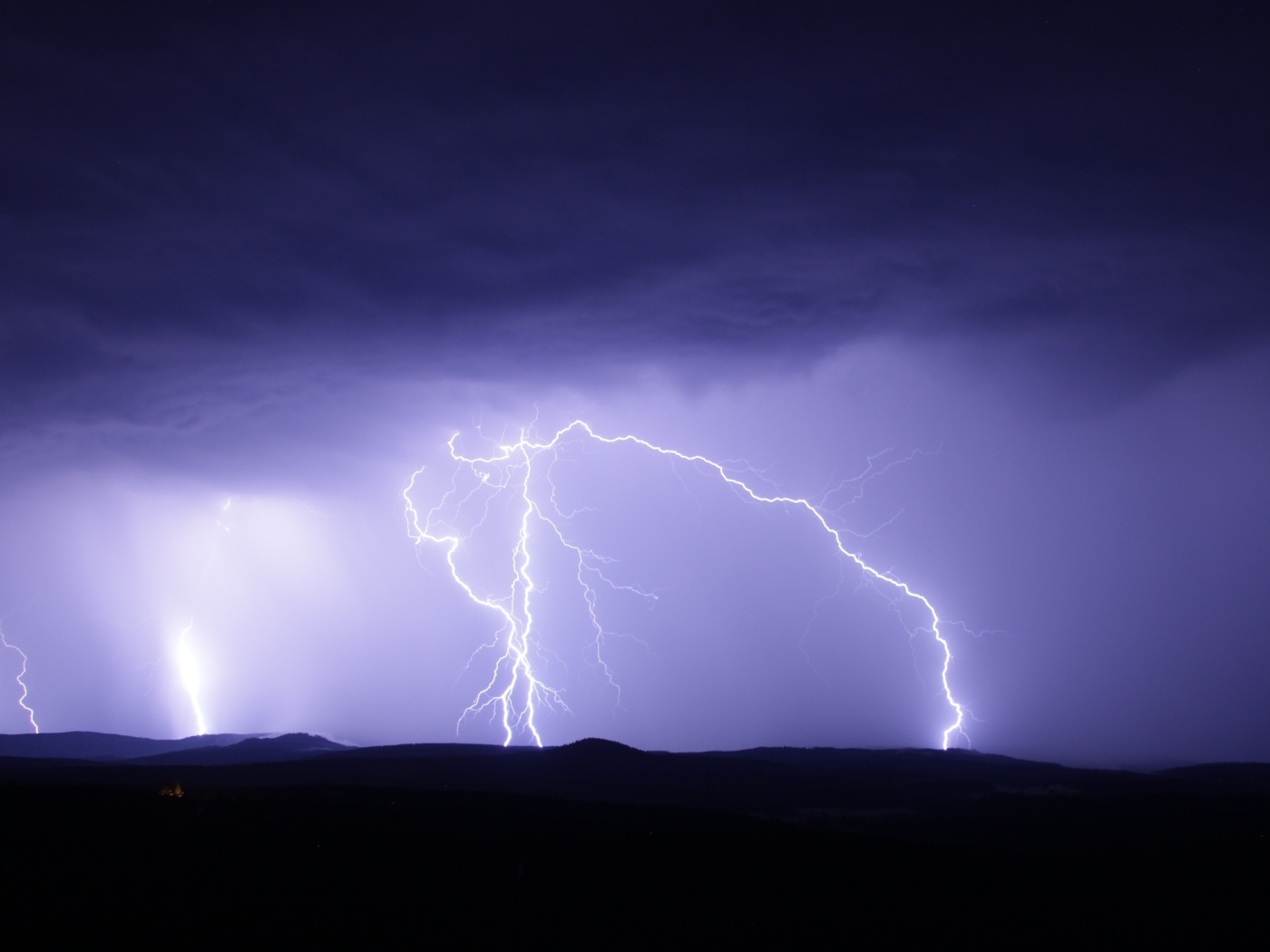 Яркие разряды молнии в небе