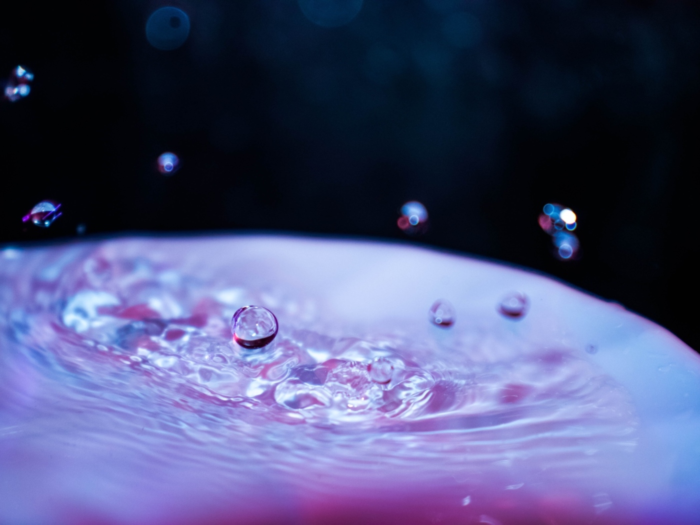 Капли воды повисли в воздухе