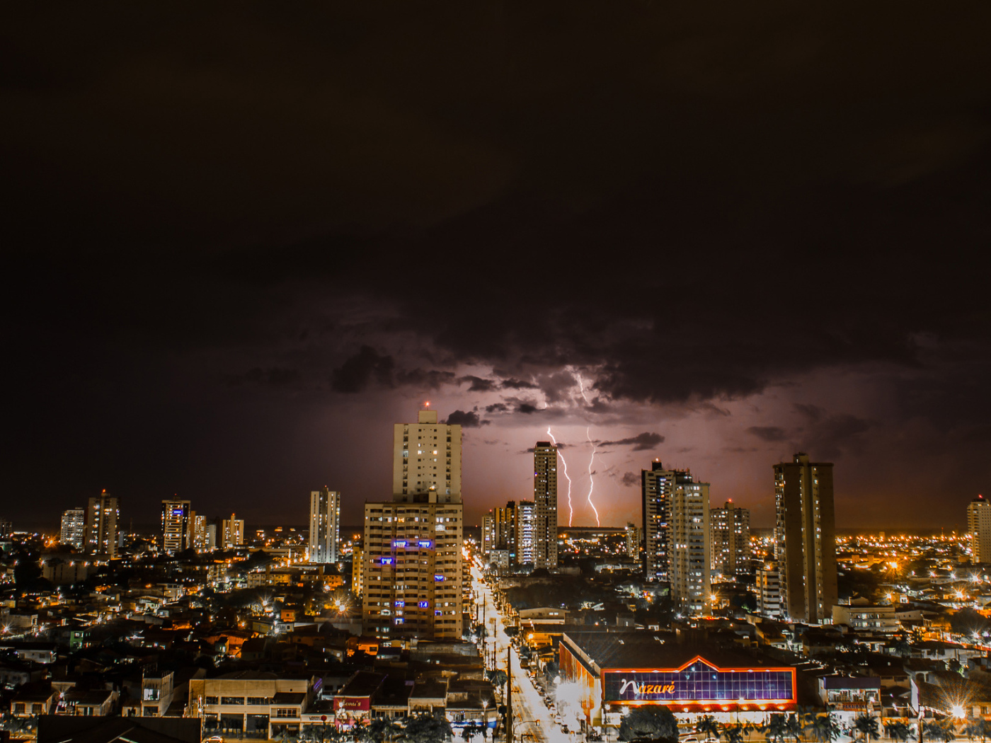 Молнии в небе над ночным городом