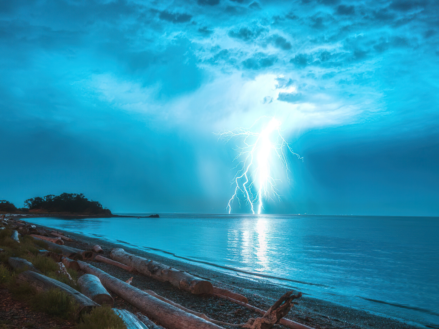 Разряд молнии штормовом небе над морем