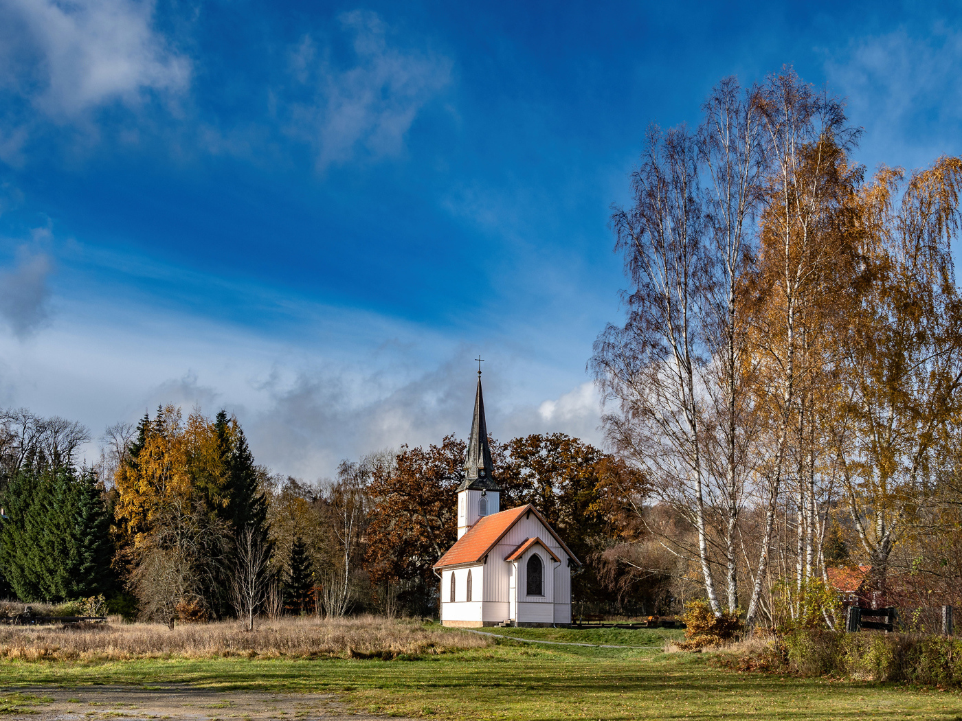 Старая часовня в парке под красивым голубым небом