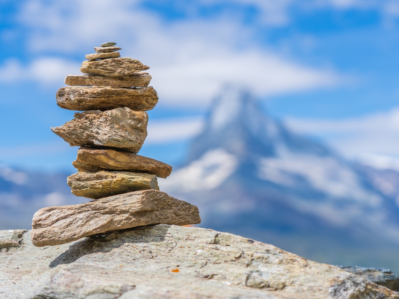 Пирамида из камней на фоне голубого неба