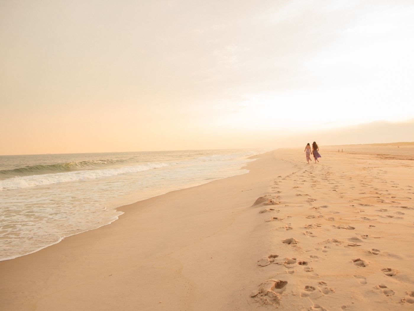 Теплый песок на пляже у моря летом