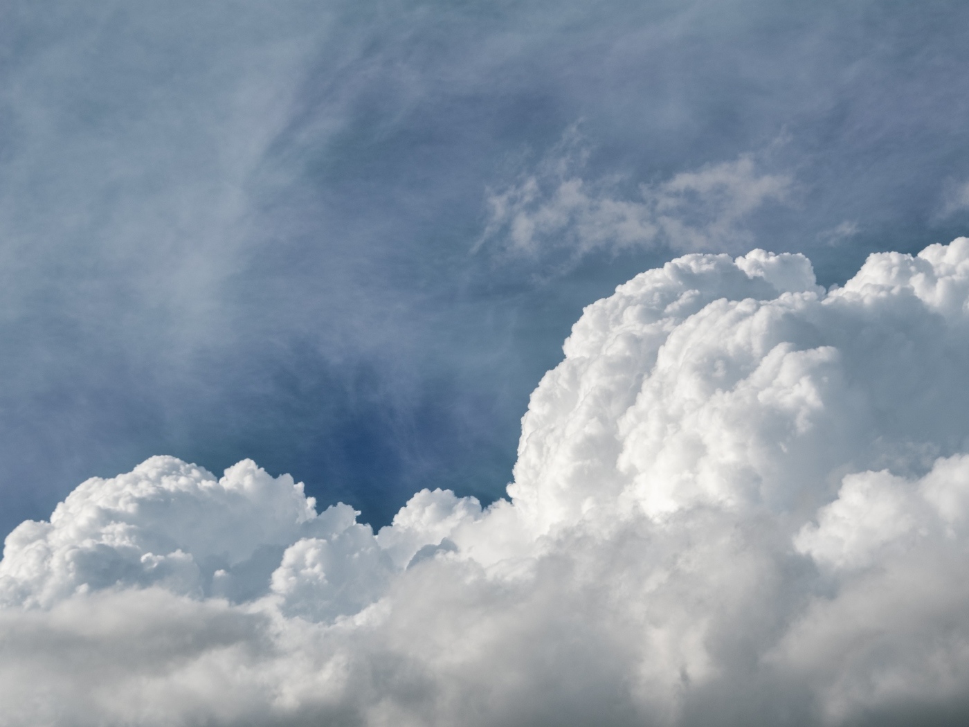 Густые белые облака в голубом небе