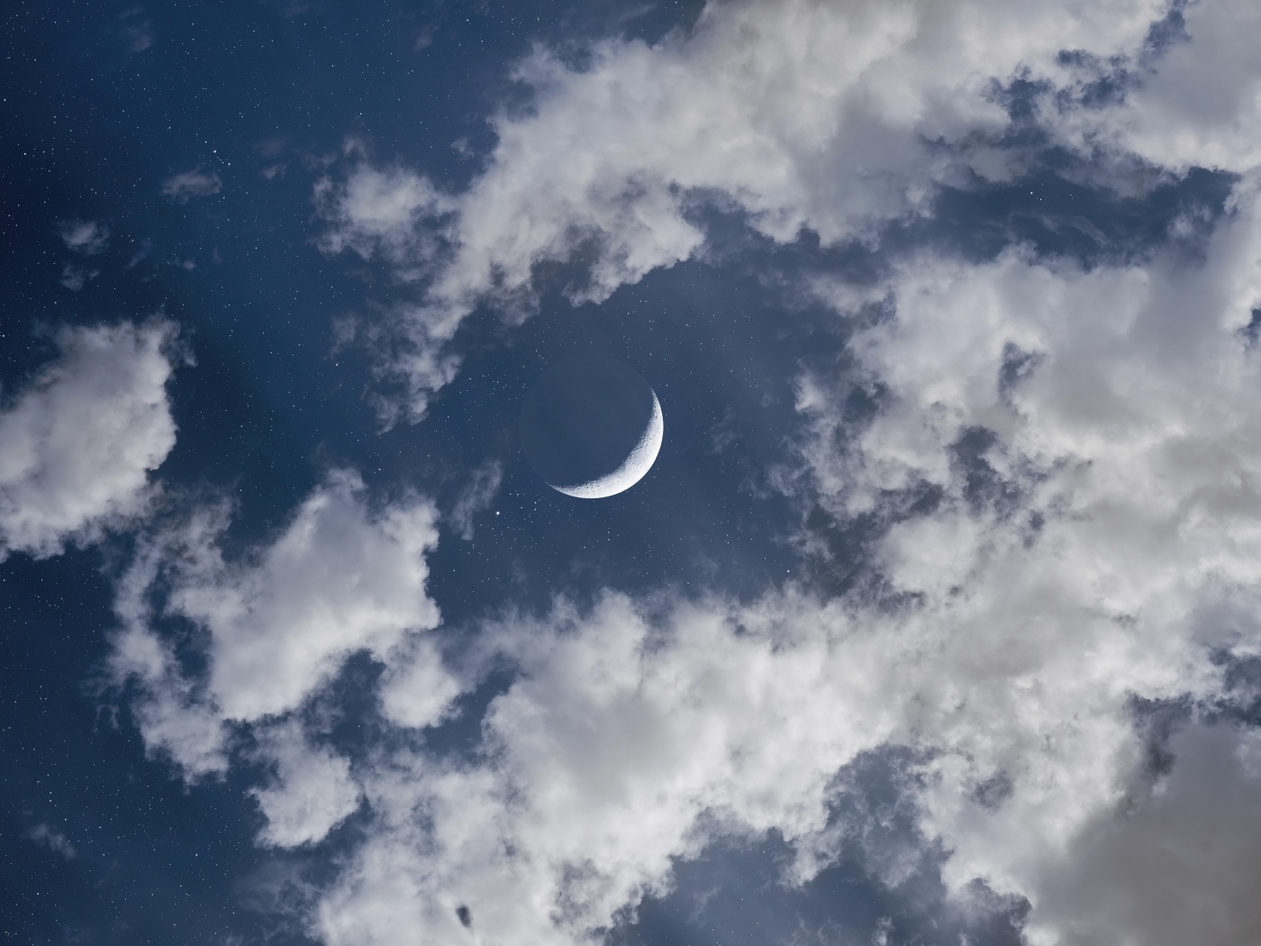 Молодой месяц в белых облаках