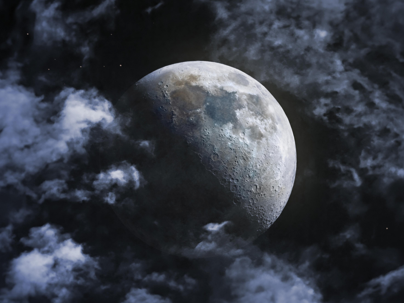 Большая луна в белых облаках