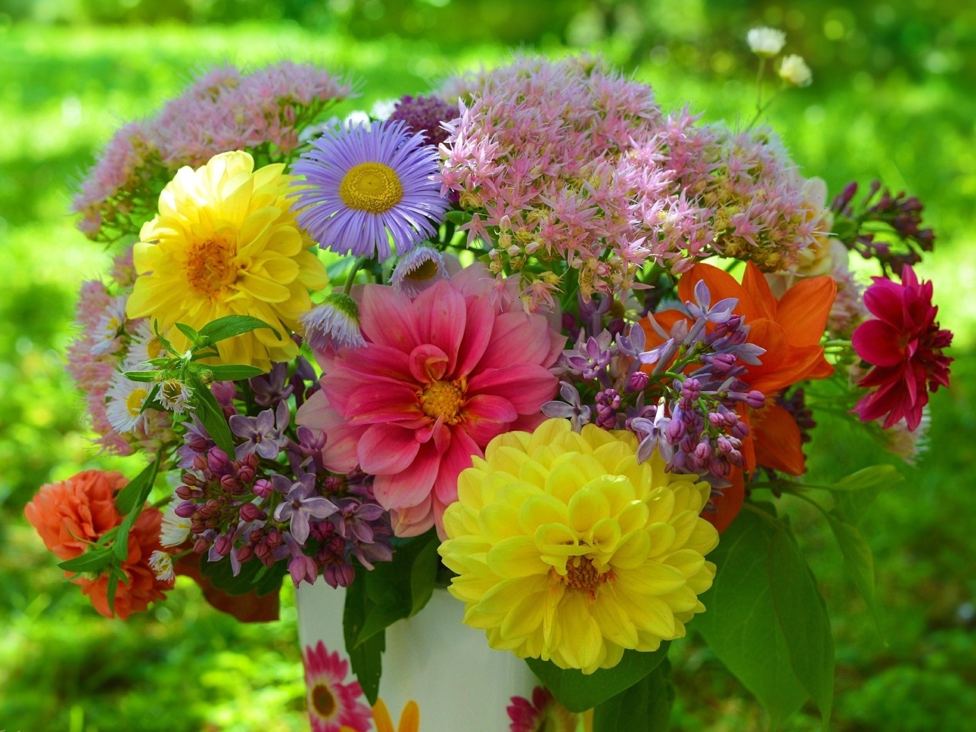 Красивый букет садовых цветов в вазе