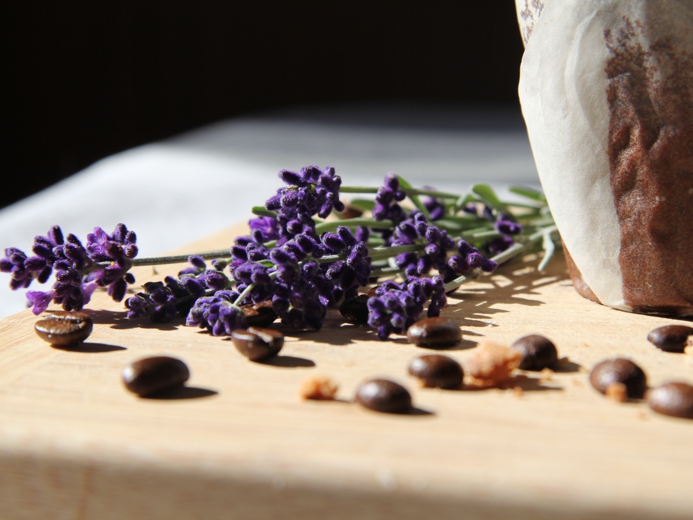 Синие цветы лаванды с зернами кофе