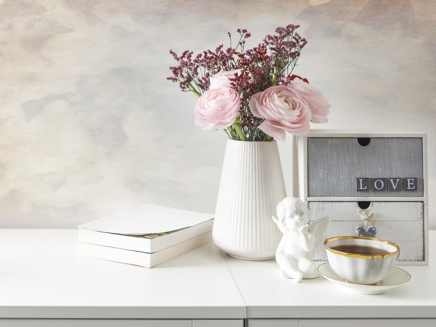 Букет розовых лютиков в вазе на столе