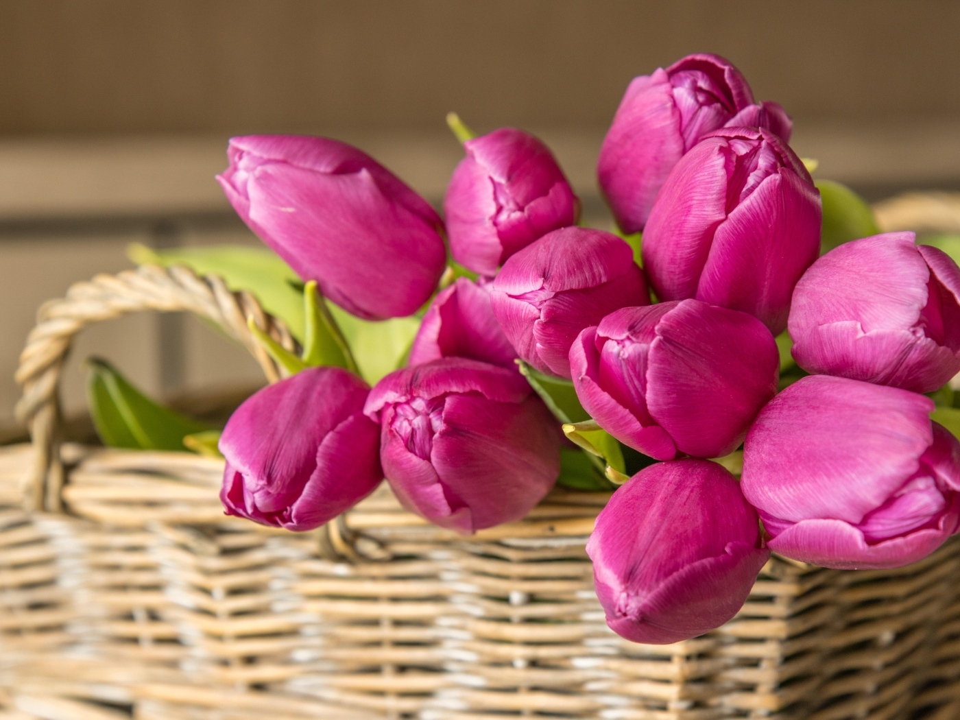 Букет розовых тюльпанов в плетеной корзине