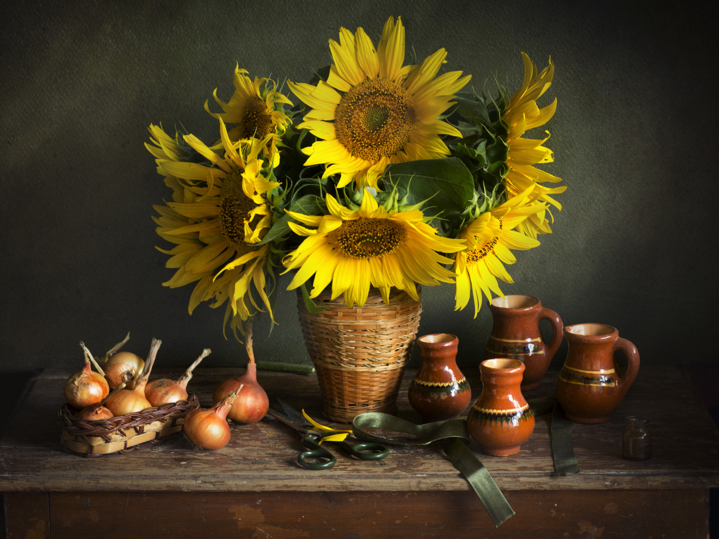 Букет цветов подсолнуха на столе с луком