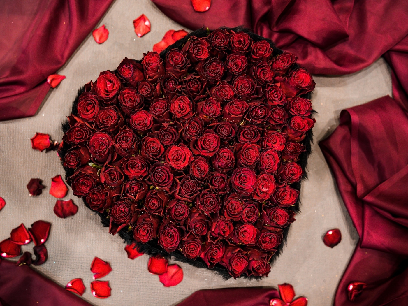 Сердце из красных роз на постели
