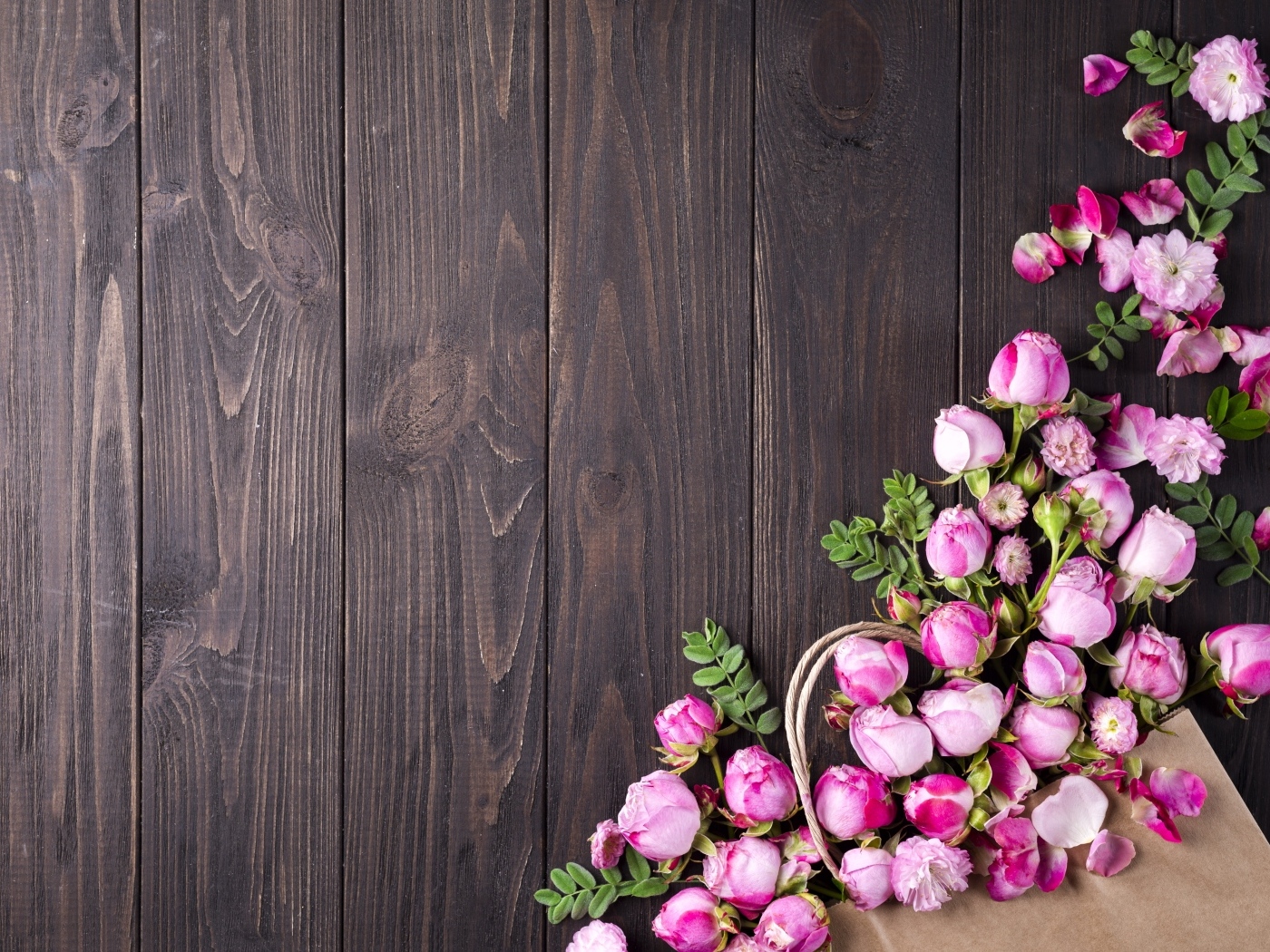 Бутоны розовой розы на деревянном столе