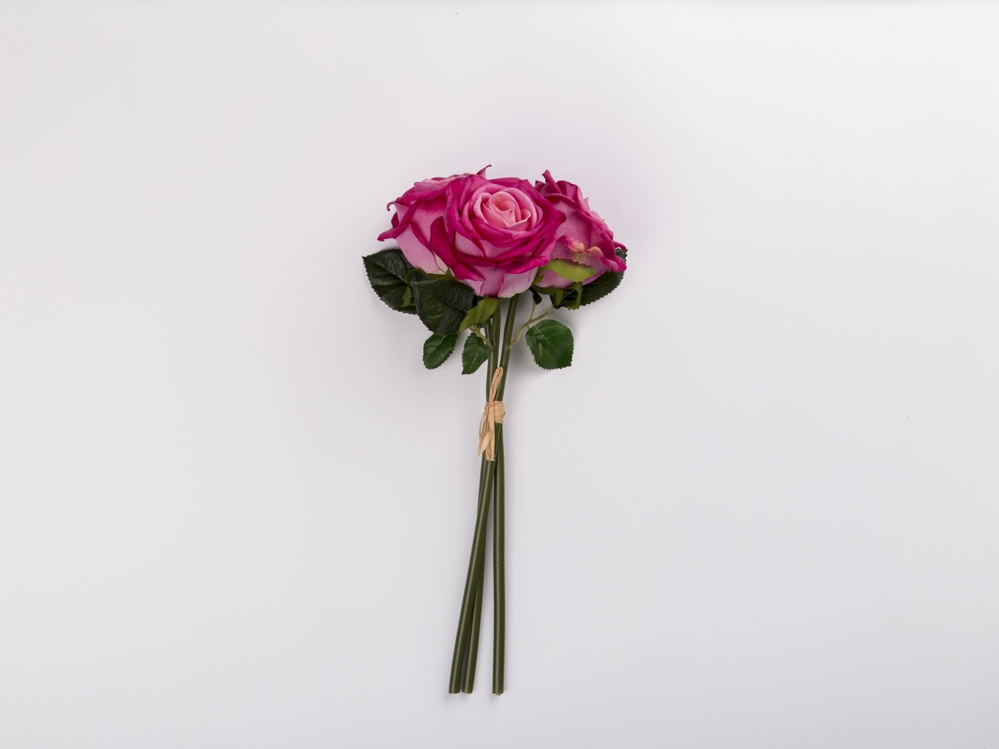 Три розы на сером фоне