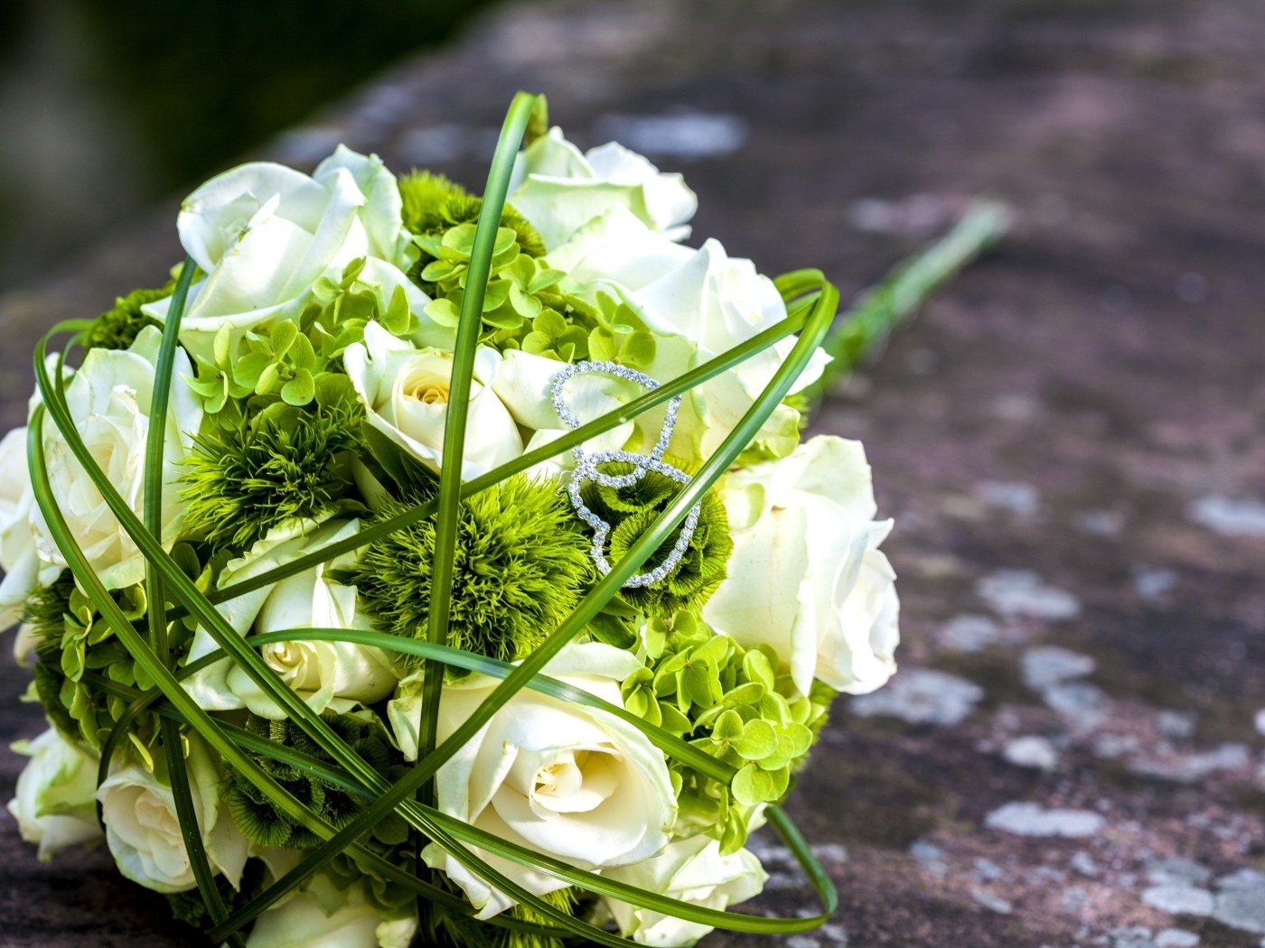 Свадебный букет с белыми розами