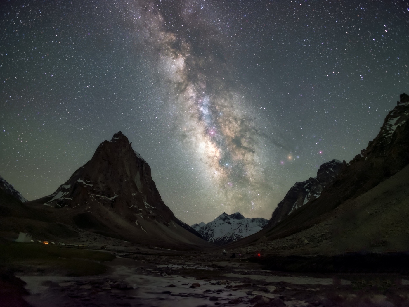 Красивый млечный путь в звездном небе над горами