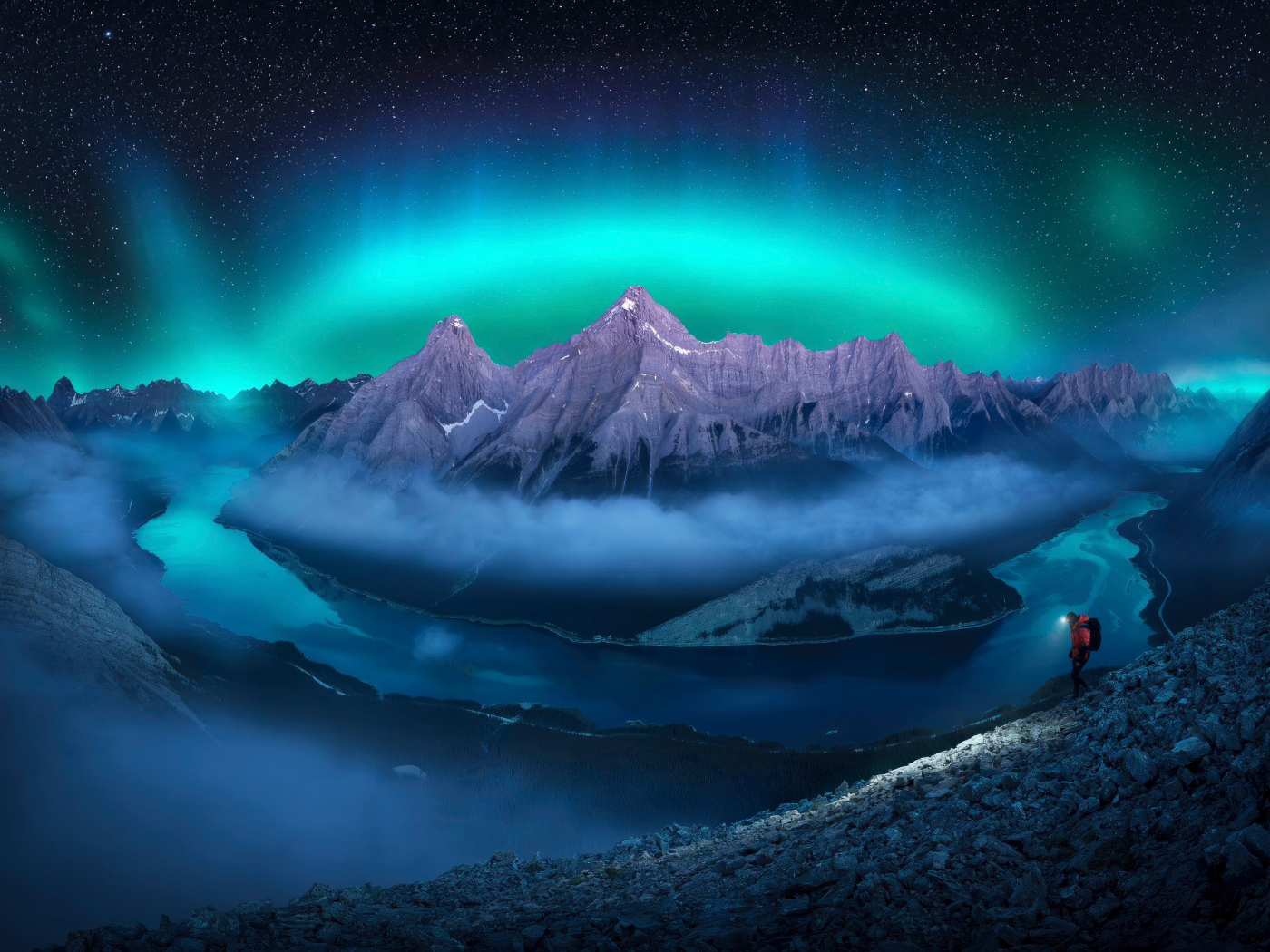 Красивый вид сверху на северное сияние над горами