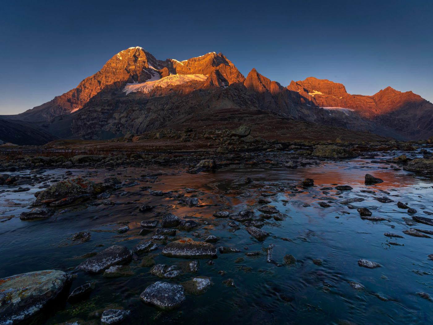 Рассвет солнца на горами у озера Гангабал