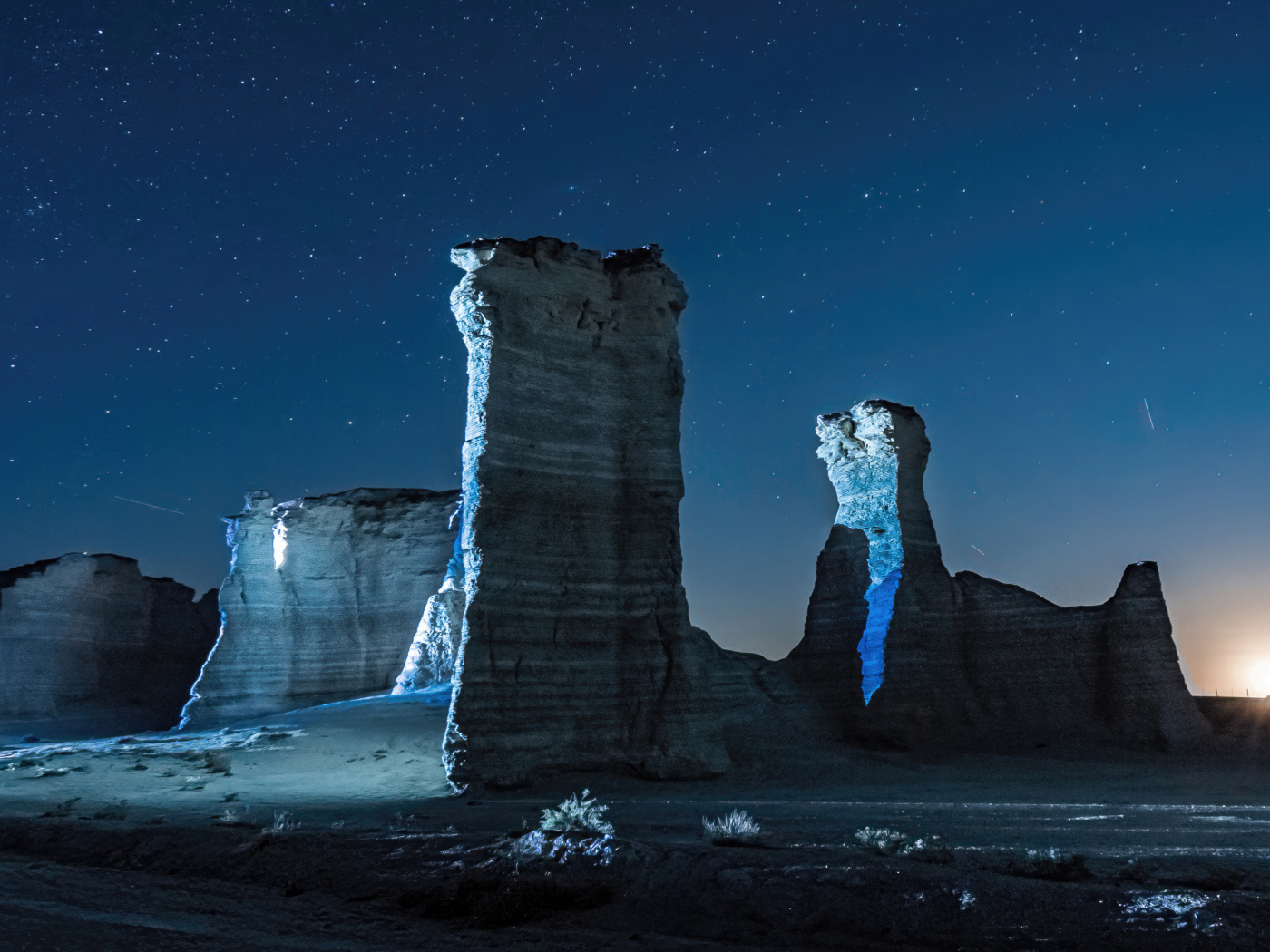 Горный монумент под ночным звездным небом