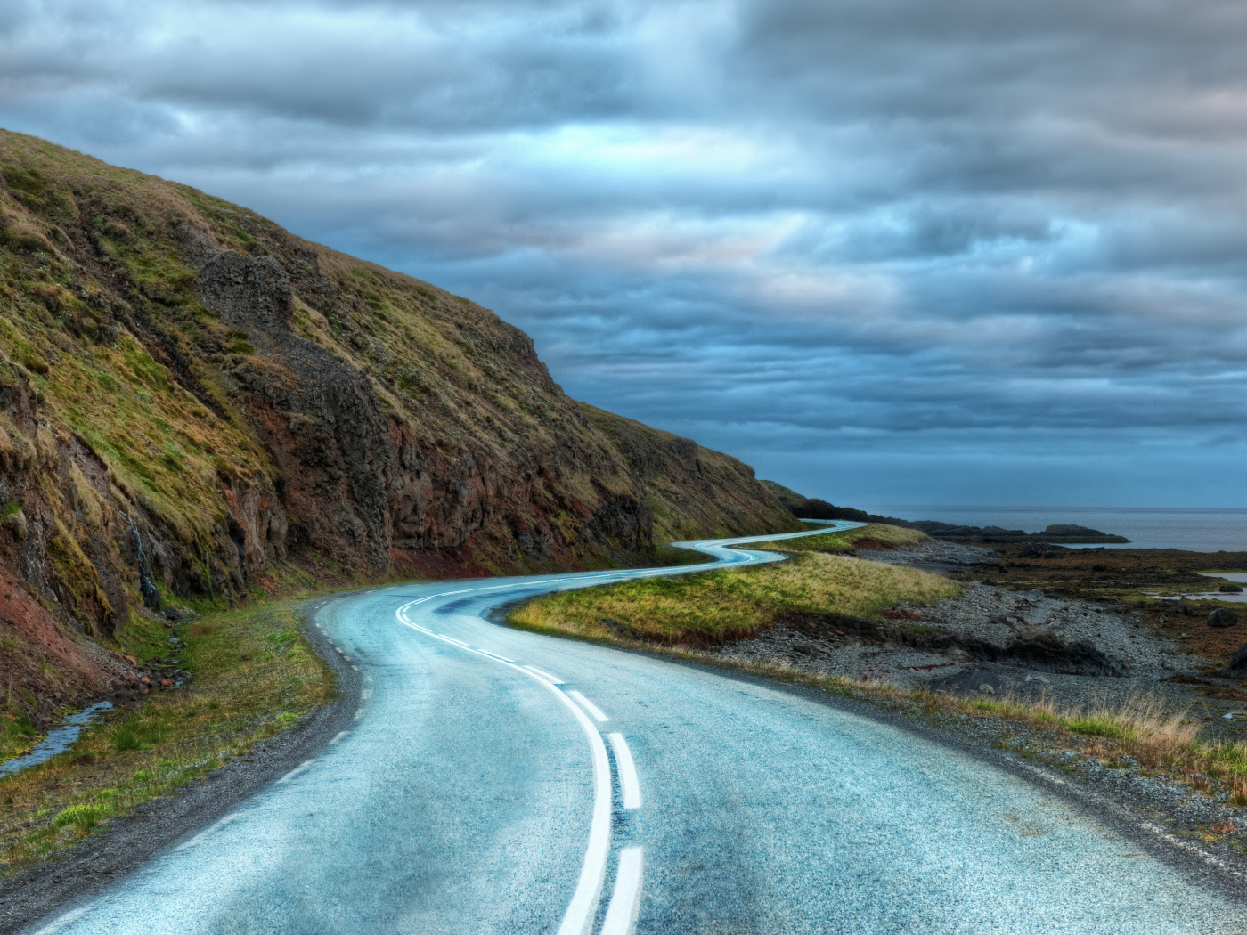 Дорога у гор под грозовым небом