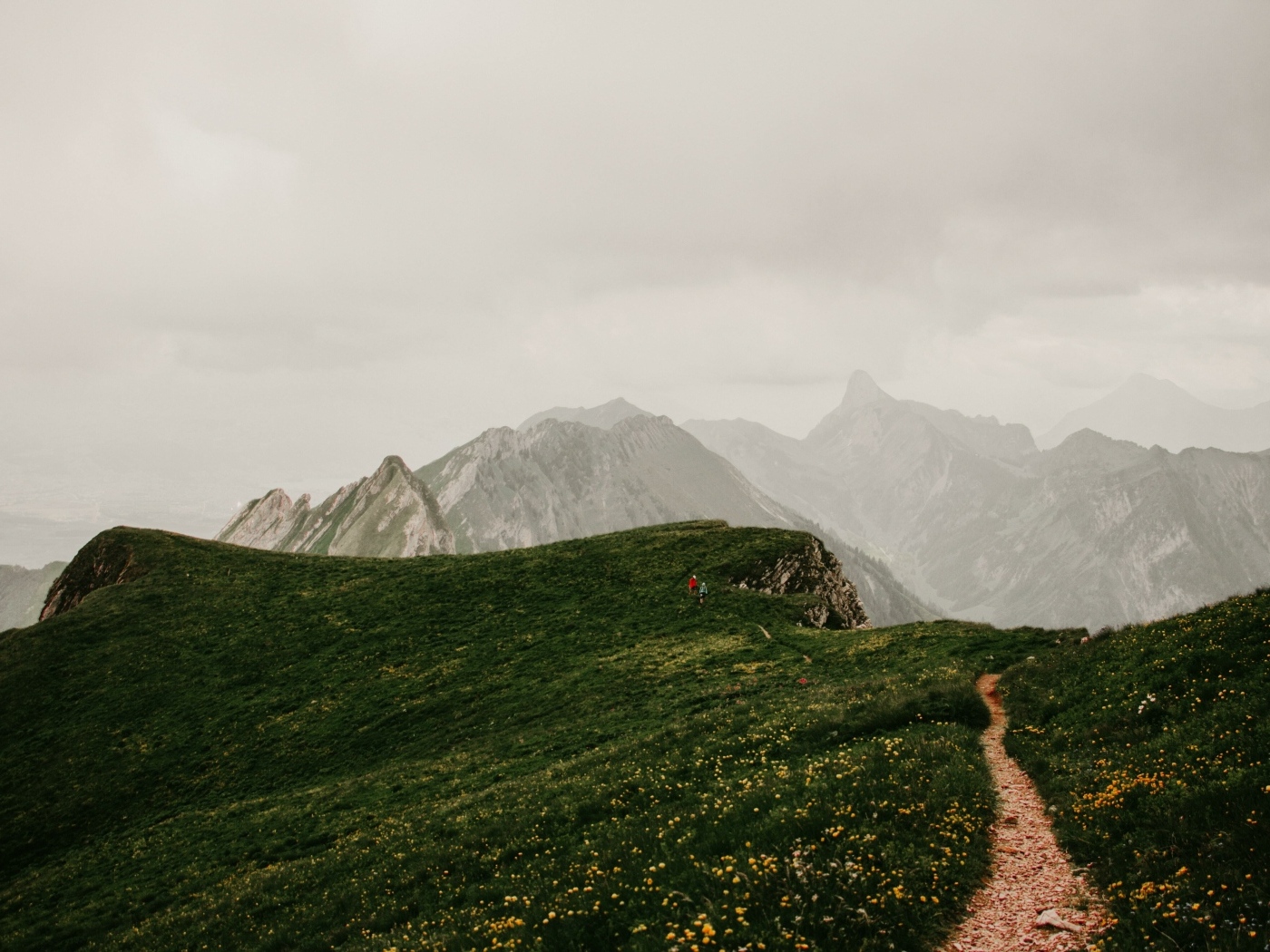 Тропа в покрытых зеленой травой горах