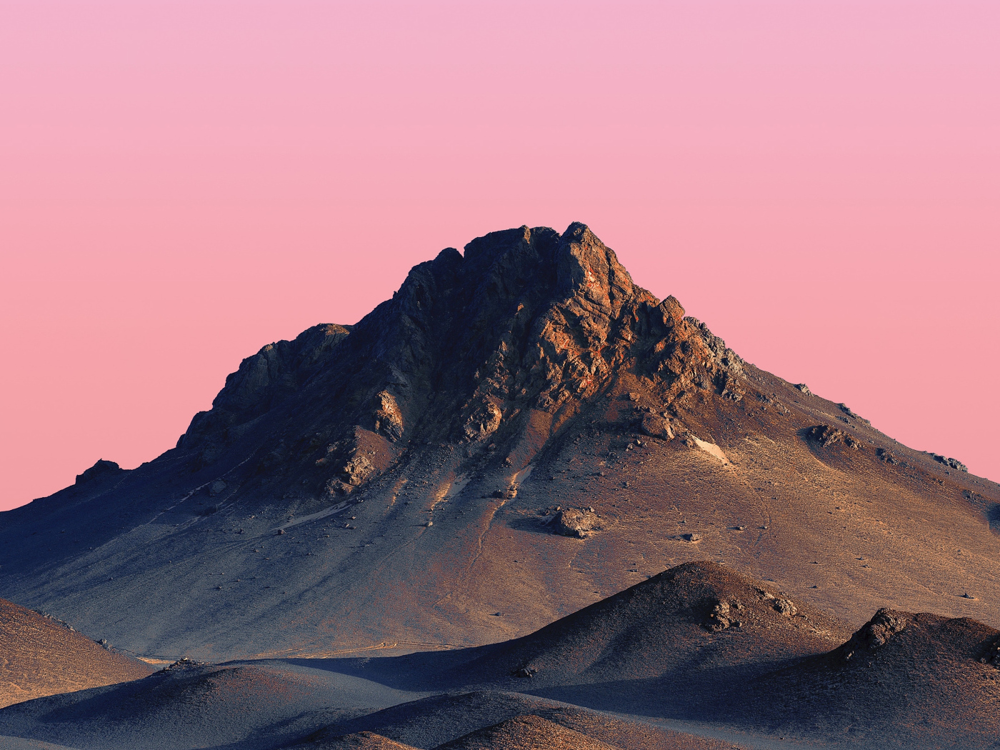 Розовое небо над вершиной горы
