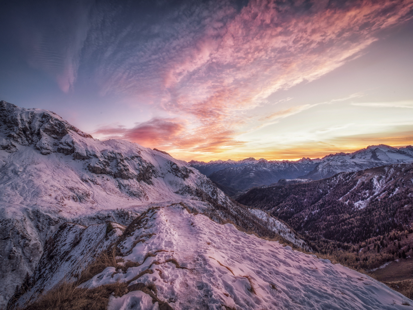 Небо над заснеженными Альпами