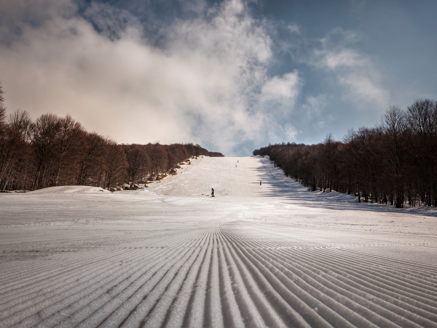 Покрытый снегом спуск с горы