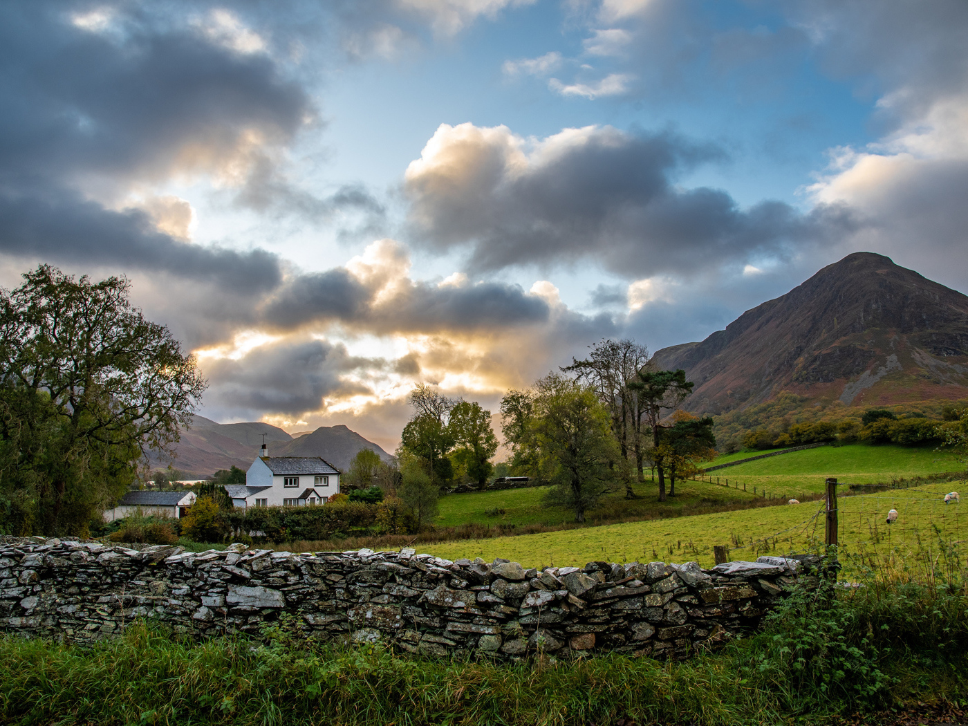 Восход солнца над горами у фермы