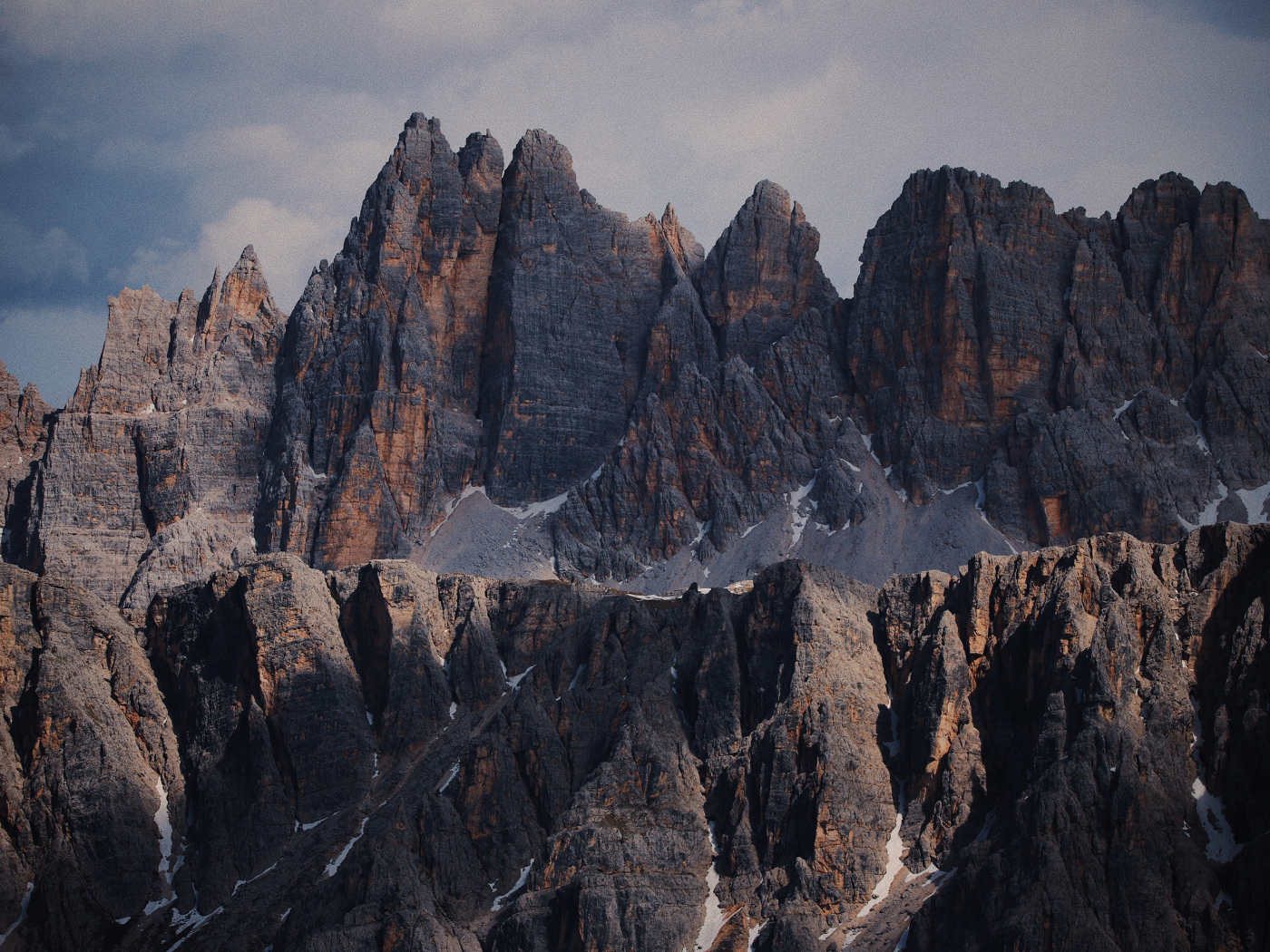 Грозные острые вершины гор крупным планом