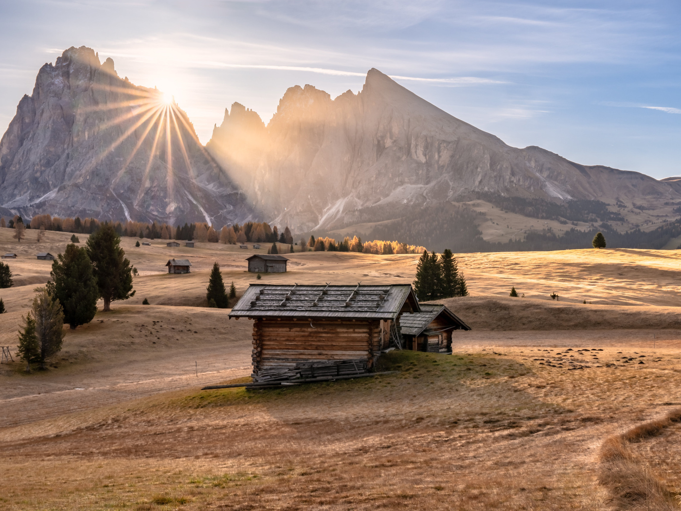 Яркое солнце осветило хижину в горах