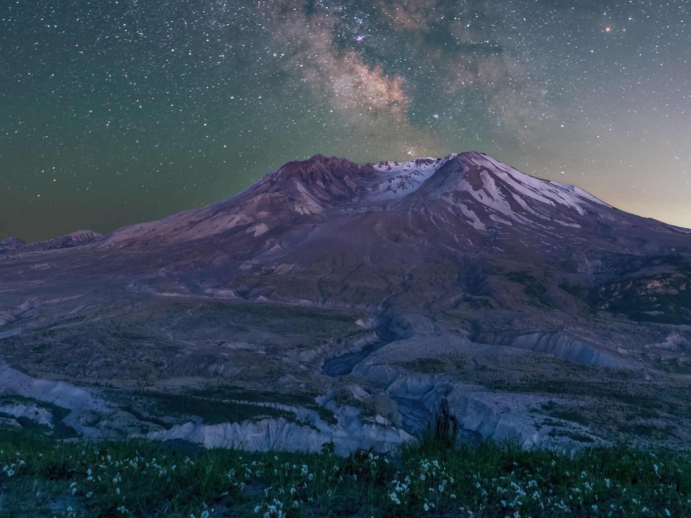 Вид на красивую гору под ночным небом