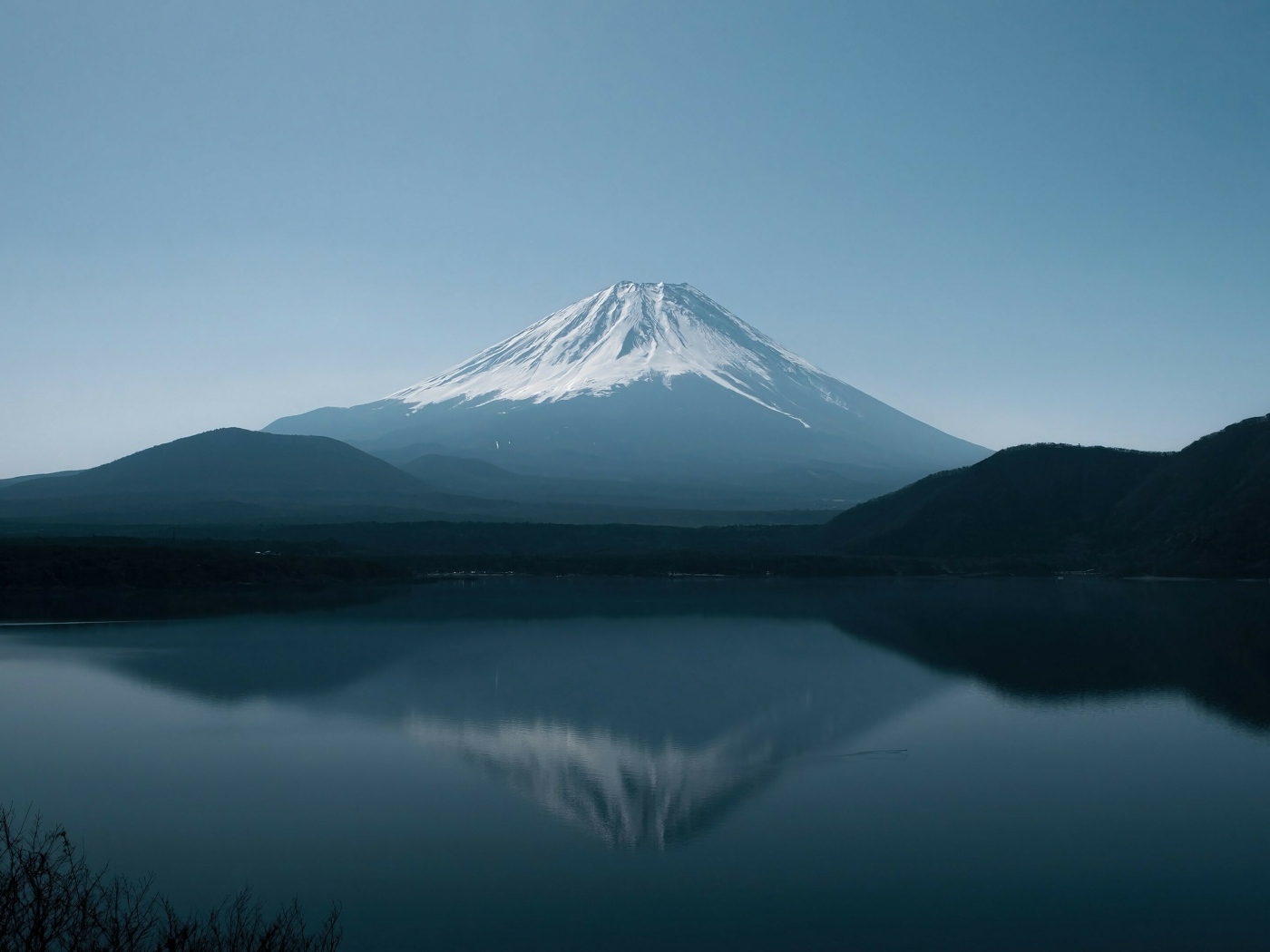 Вид на заснеженную гору Фиджи