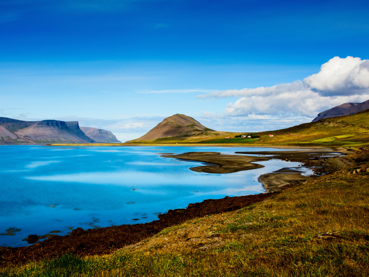 Красивый вид на озеро и гору под голубым небом