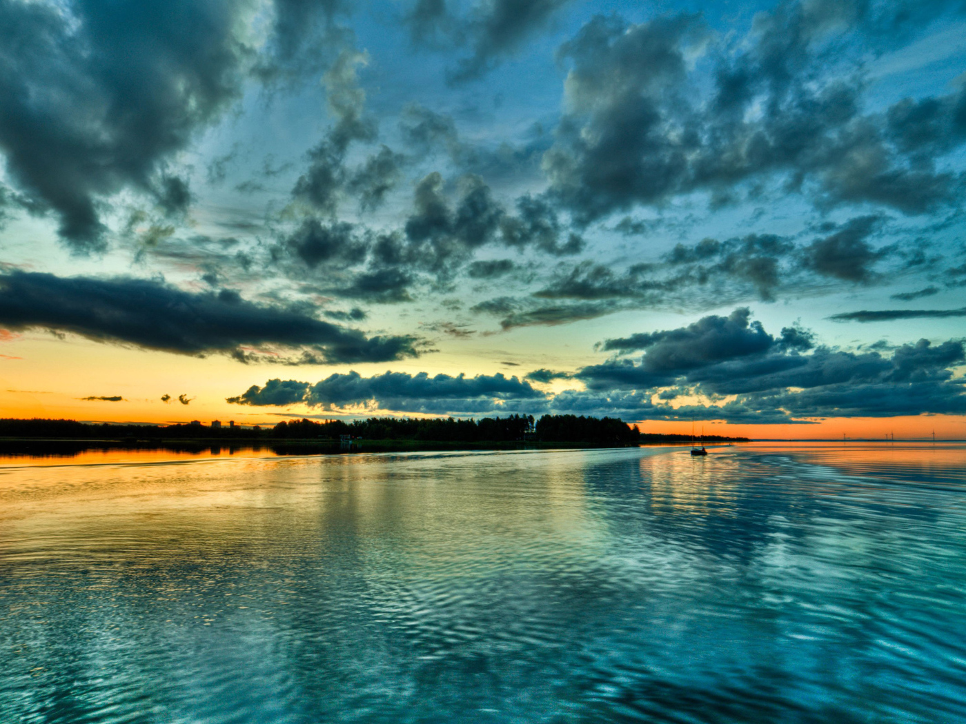 Темные облака над озером в сумерках