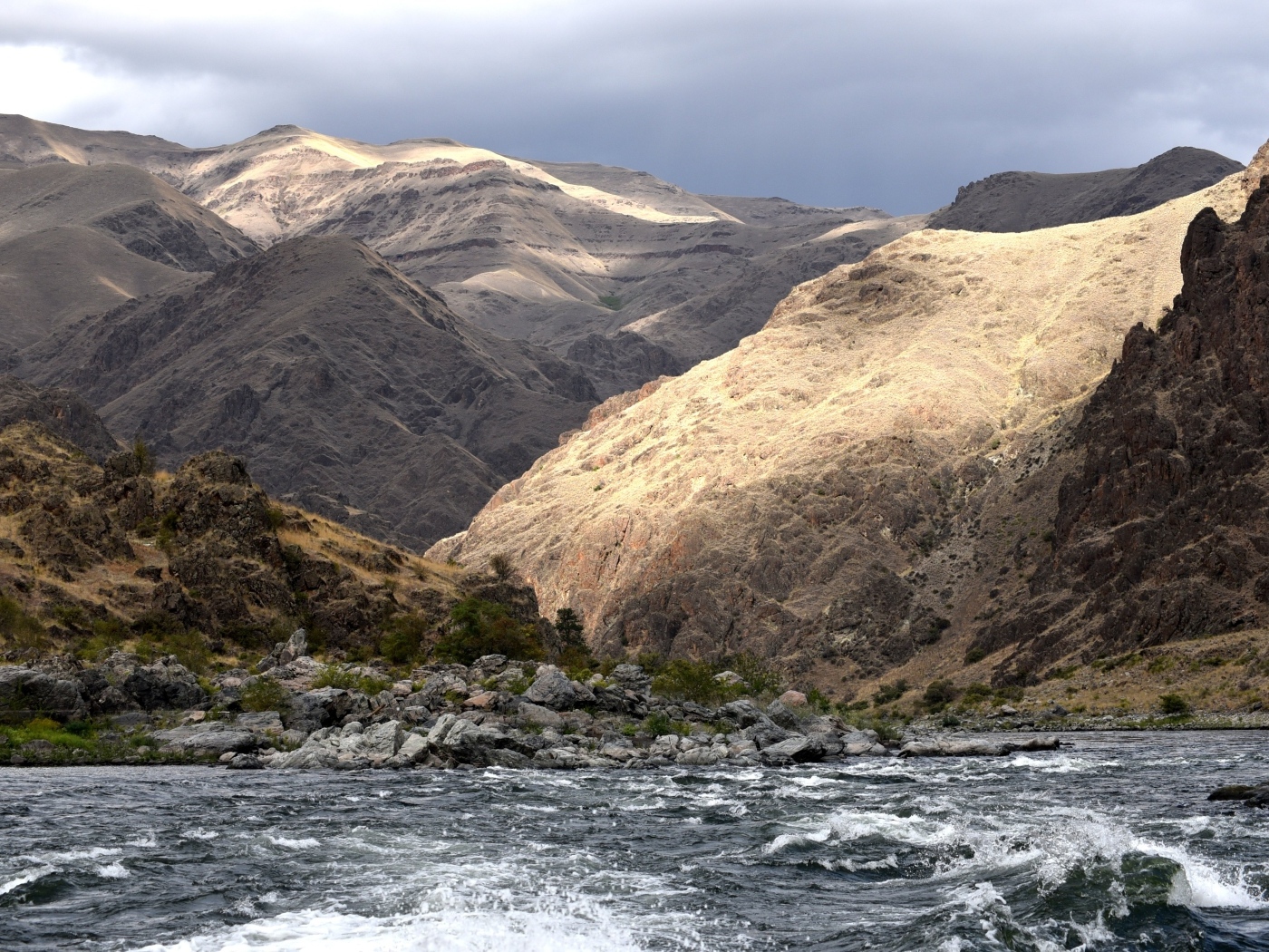 Река у горного массива