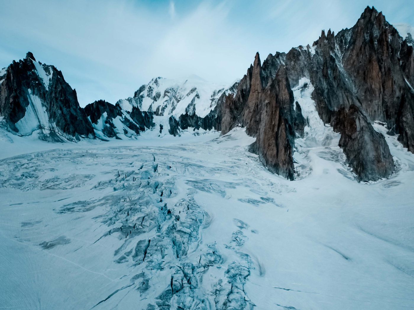 Покрытое снегом озеро в горах зимой