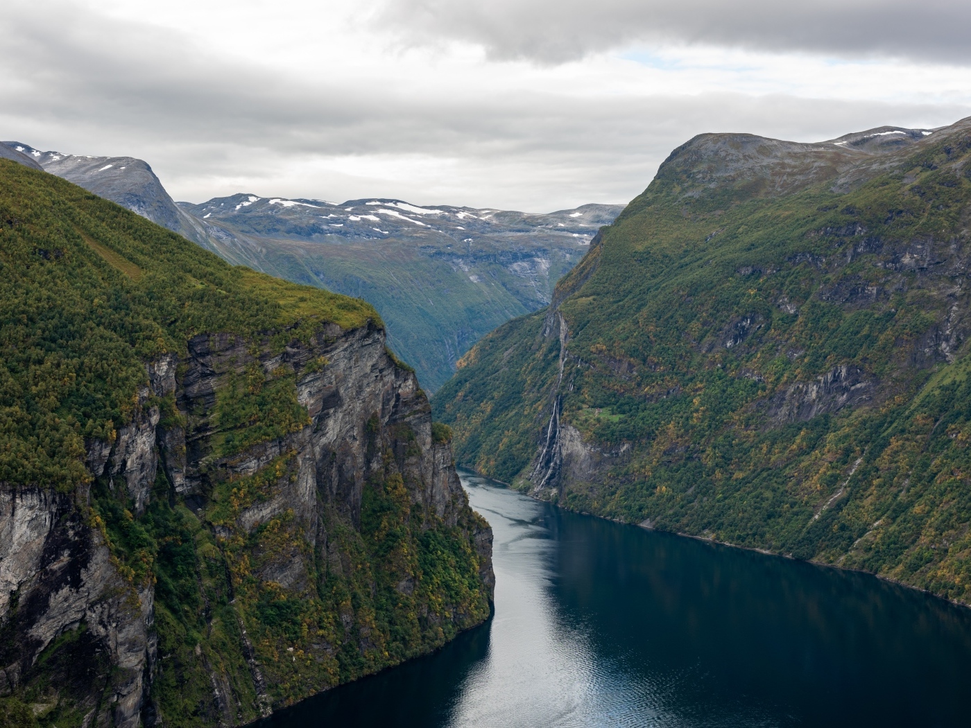 Река протекает между высоких гор 