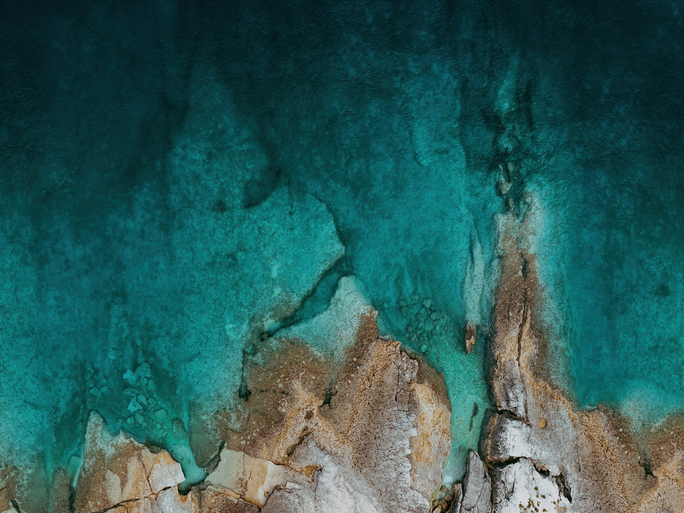 Вид сверху на дно озера