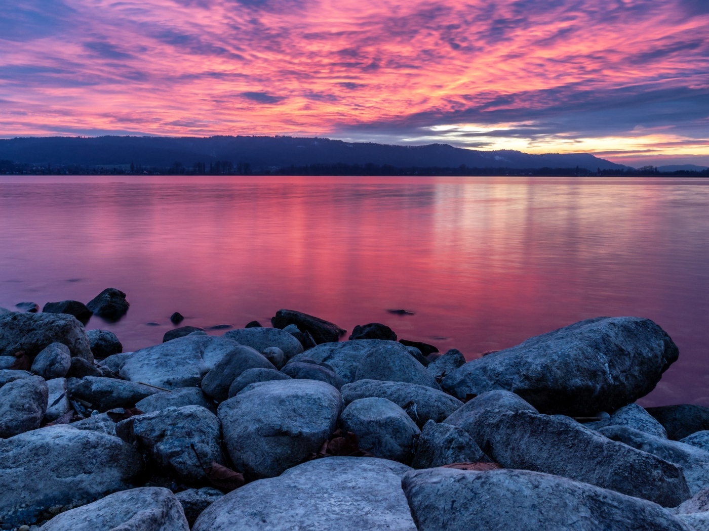 Красивый красный закат над заливом